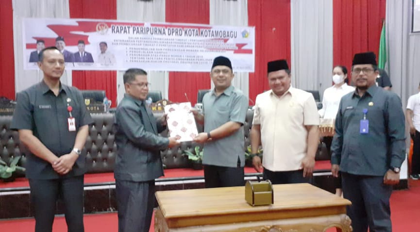  Ketua DPRD Meiddy Makalalag Pimpin Paripurna Penyampaian LKPJ dan Penetapan 4 Ranperda