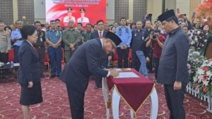 Limi Mokodompit Terima SK Perpanjangan PJ Bupati Bolmong 3