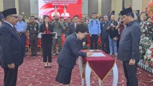 Limi Mokodompit Terima SK Perpanjangan PJ Bupati Bolmong 3