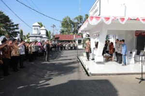 Tatong Bara Pimpin Apel Kerja Terakhir sebelum Purna Tugas