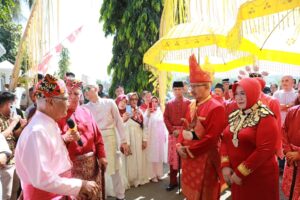 Asripan Nani Ikuti Prosesi Adat Menaiki Rumah Dinas Wali Kota Kotamobagu