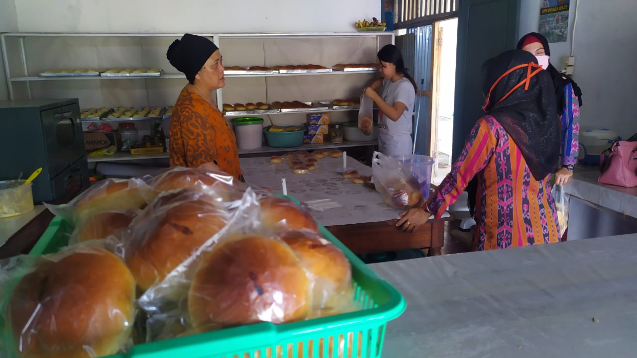 Wanda Roti Roti Wulandari Raup Untung Ratusan Ribu Rupiah per Hari - Tajuk.News