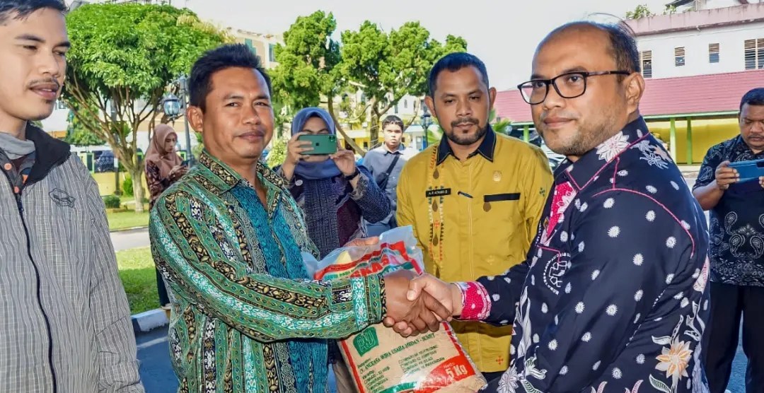  Wali Kota Padangsidimpuan Salurkan Bantuan Bibit Padi Sawah Ganas El-Nino