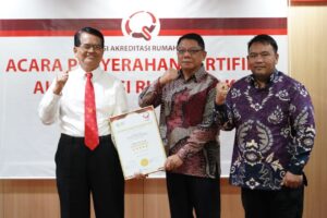 Sekda Bolmong Terima Sertifikat Akreditasi Paripurna RSUD Datoe Binangkang