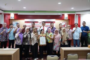 Sekda Bolmong Terima Sertifikat Akreditasi Paripurna RSUD Datoe Binangkang