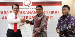 Sekda Bolmong Terima Sertifikat Akreditasi Paripurna RSUD Datoe Binangkang
