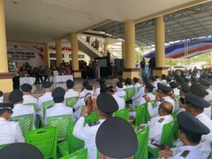 Bupati Bolmong Jusnan Mokoginta Serahkan SK Perpanjangan Masa Jabatan 193 Sangadi