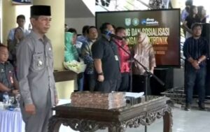 Bupati Bolmong Jusnan Mokoginta Serahkan SK Perpanjangan Masa Jabatan 193 Sangadi